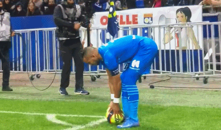 德甲半场：费尔南德斯连送精彩扑救，奥格斯堡0-0汉堡（德甲半场：费尔南德斯连连神扑，奥格斯堡与汉堡互交白卷）