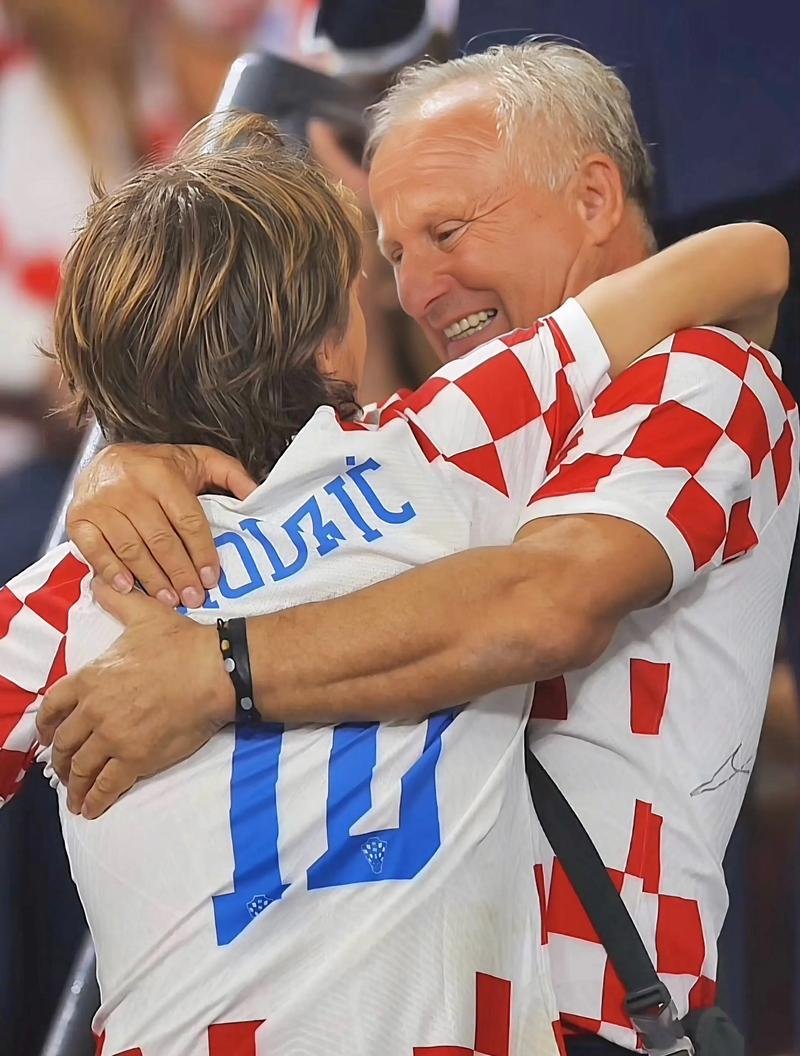 勇士队防守顶尖，波斯特超越格林，科尔应给予更多首发机会。