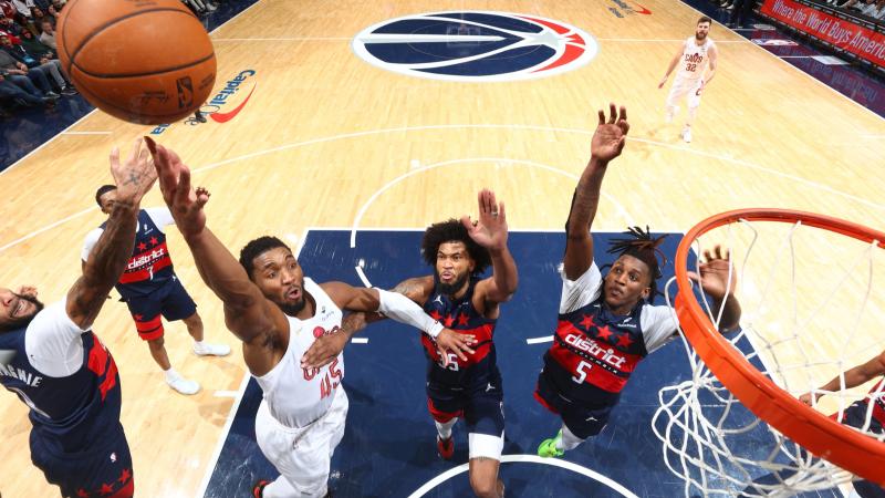 篮球湖人球员赛后接受媒体采访