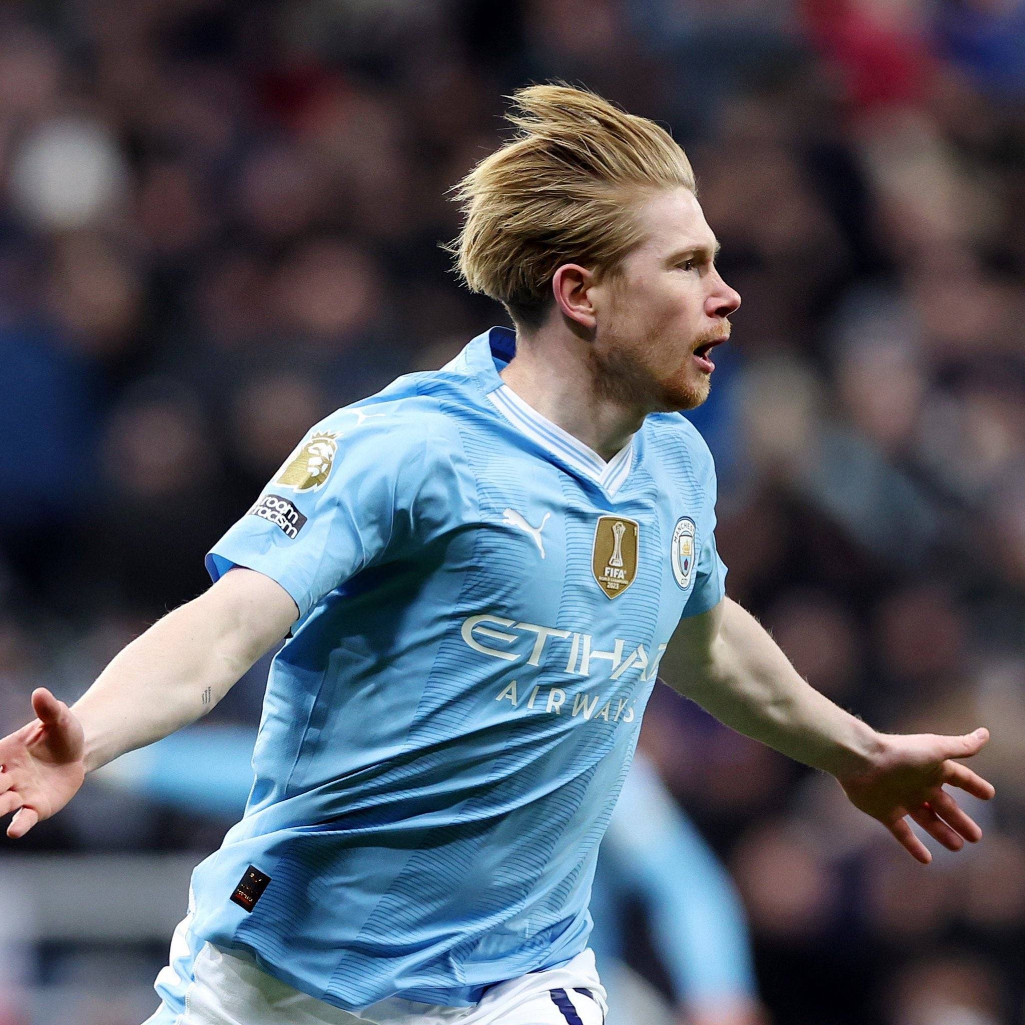 特朗普获国际足联首届和平奖，美国队实力最强，称梅西与C罗相当，展现其对足球的热爱与支持。